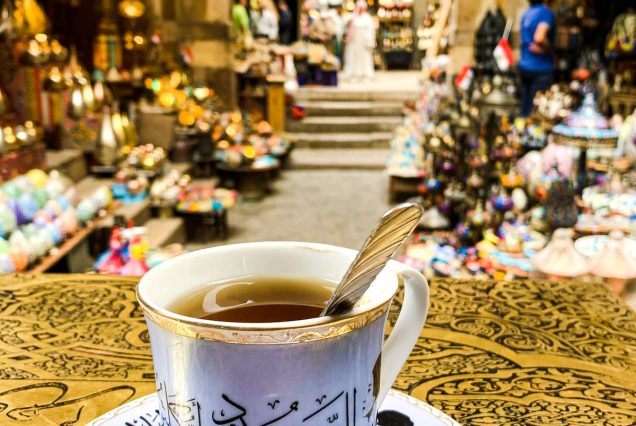 Lanternes et epices au bazar du Caire