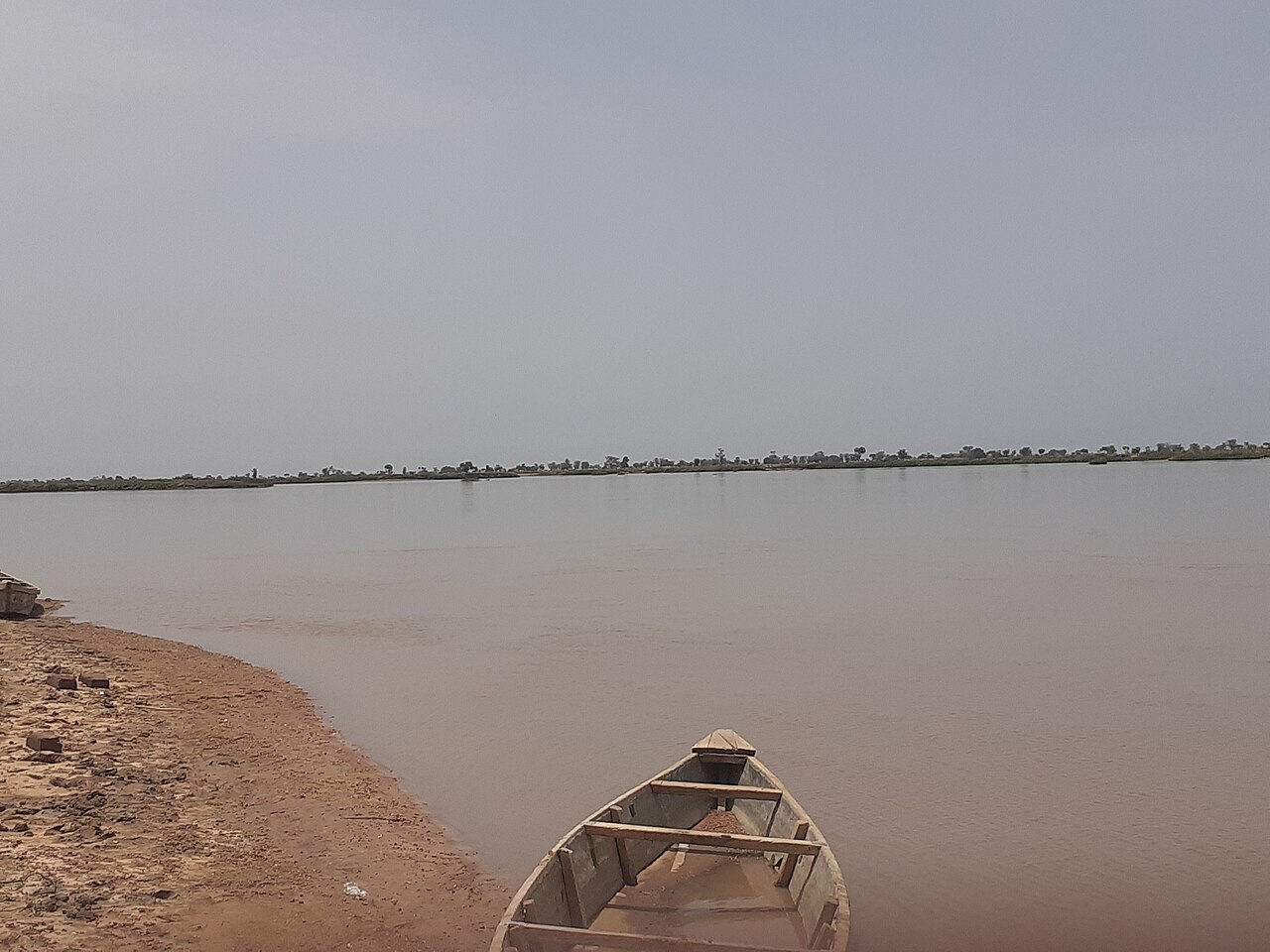 Pirogue traditionnelle sur une berge au Cameroun