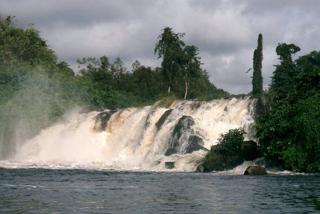 Chutes de la Lobé se jetant dans l'océan, Kribi