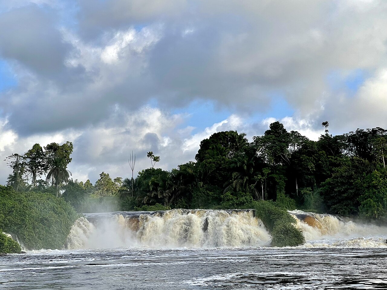 Le fleuve Lobe et ses chutes pres de Kribi