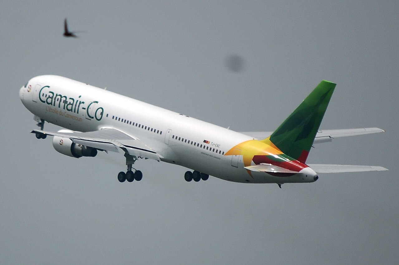 Avion en vol au-dessus du Cameroun