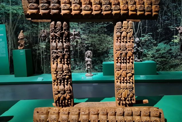 Encadrement de porte sculpté bamoun, Foumban