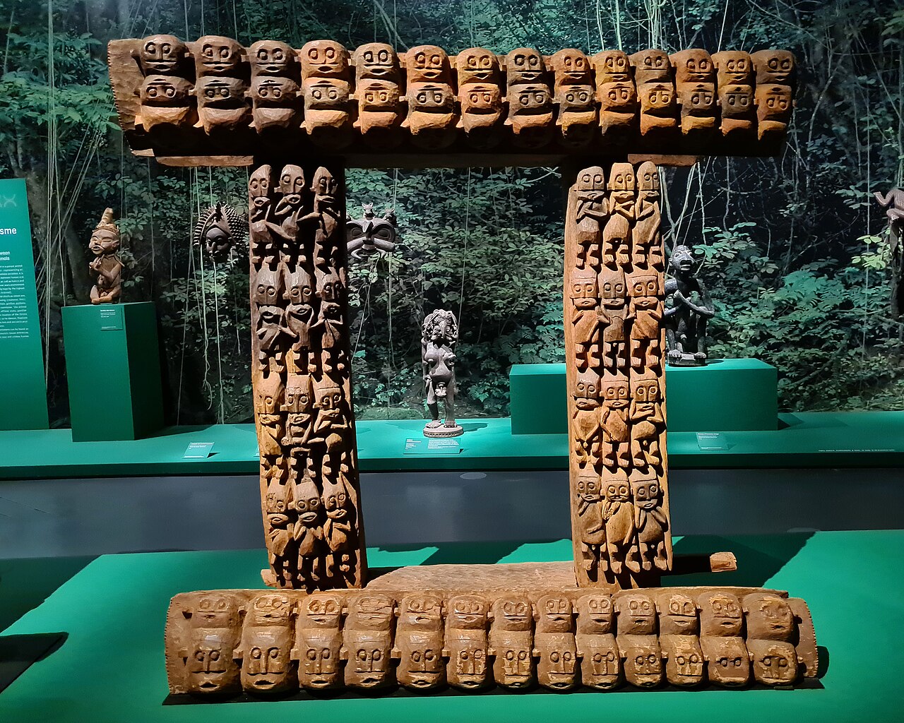 Encadrement de porte sculpte bamoun, Foumban