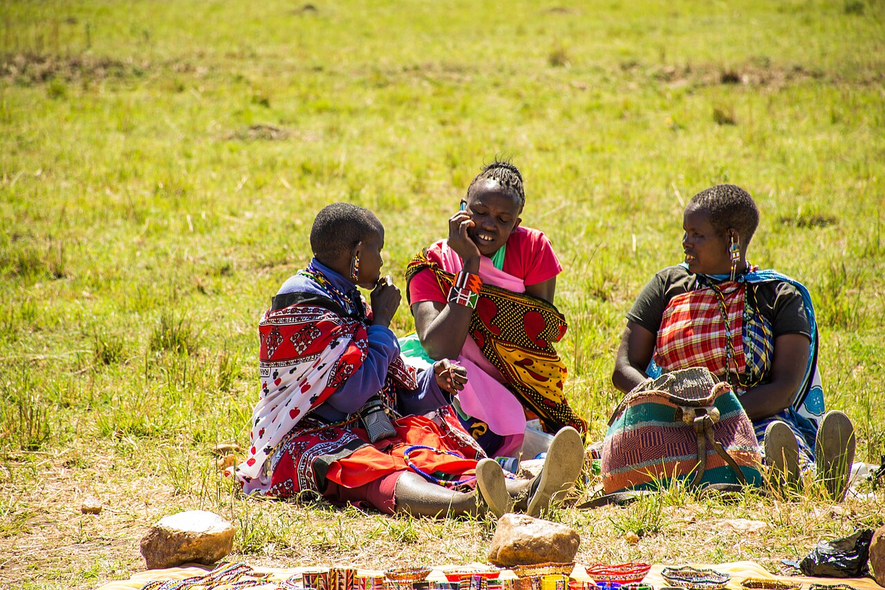 Femmes maasai vendant leur artisanat sur un marche