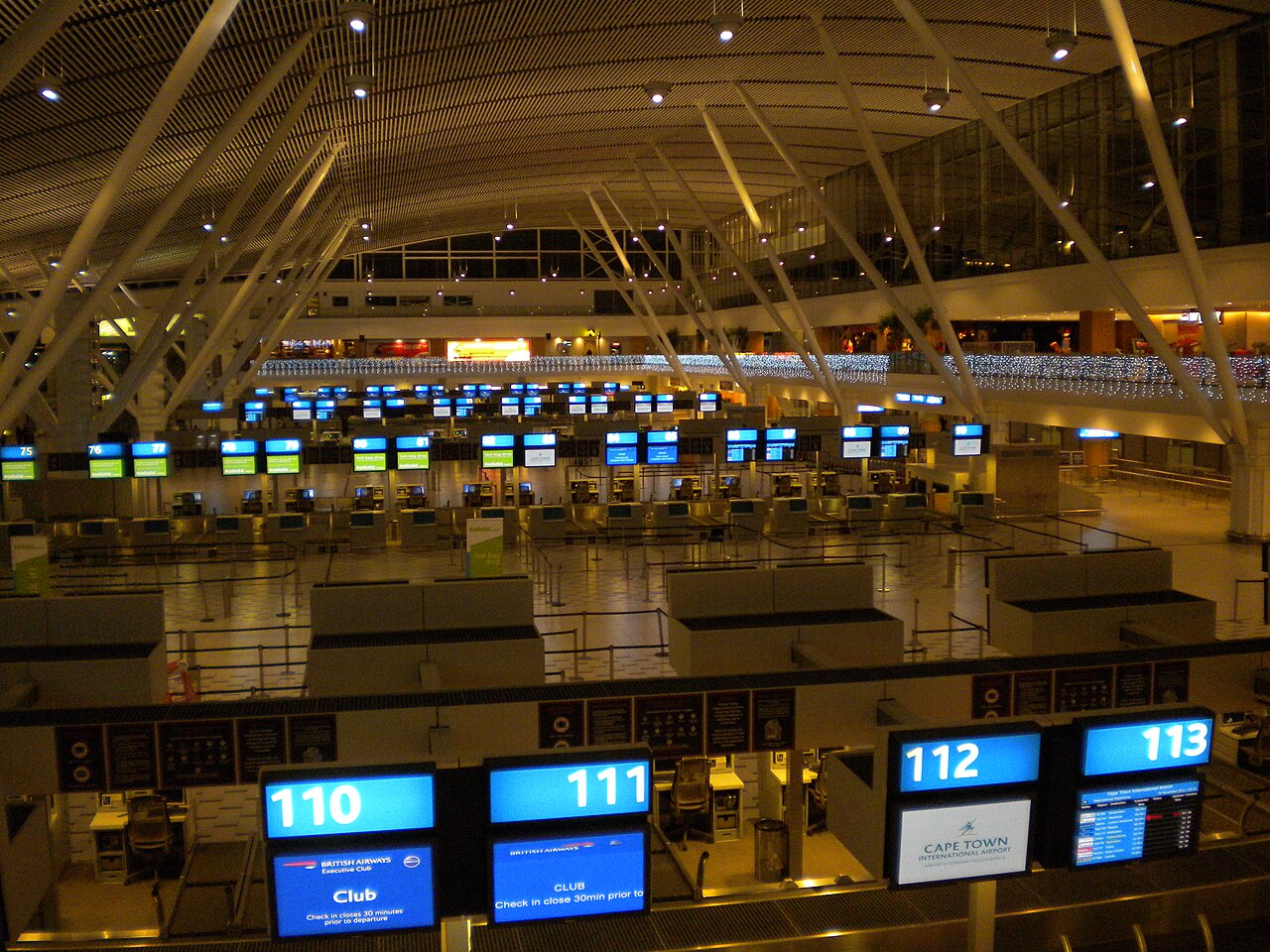 Hall des departs d un grand aeroport africain