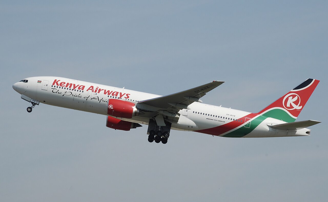 Avion de Kenya Airways au decollage