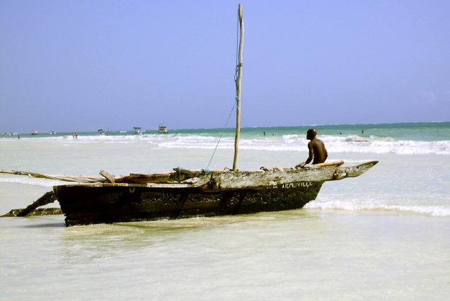 Plage de sable blanc de Diani Beach au Kenya