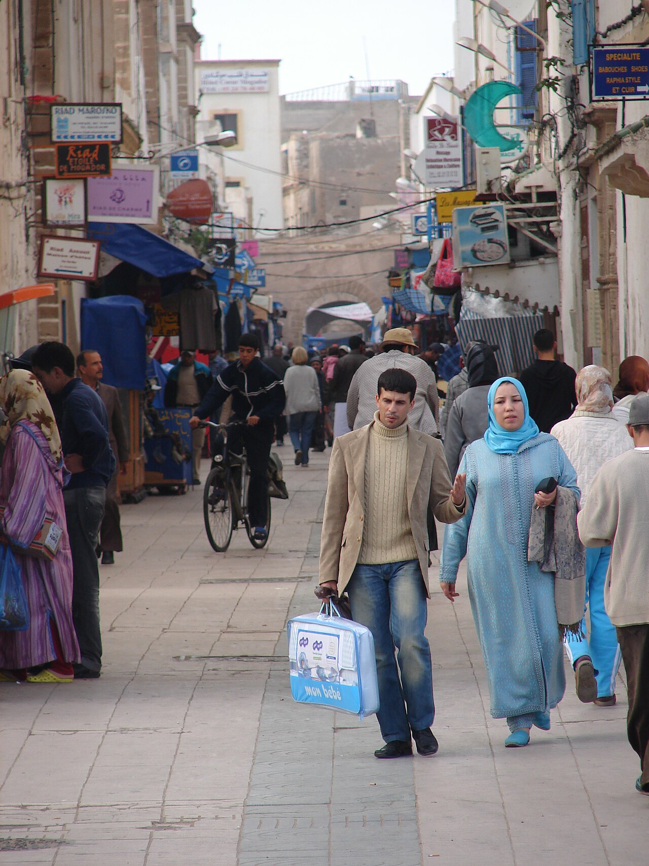 Ruelle bleue et blanche de la medina d Essaouira