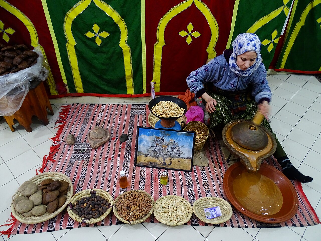 Preparation artisanale de l huile d argan en cooperative