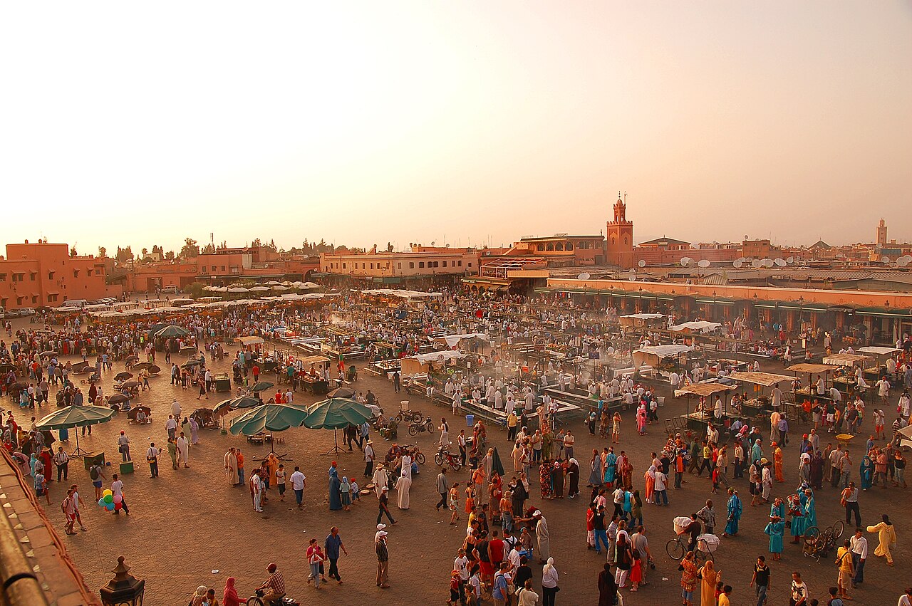 La place Jemaa el-Fna animee a la tombee du jour