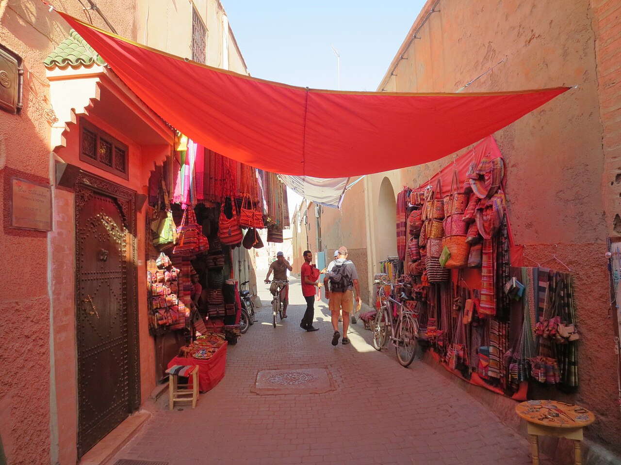 Ruelle couverte des souks de Marrakech