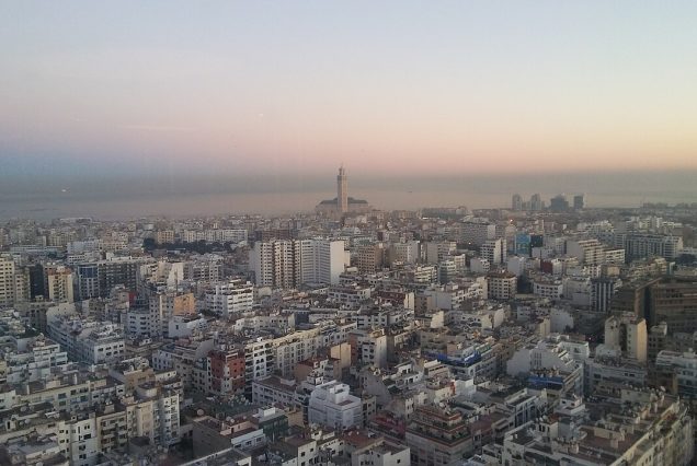La mosquée Hassan II et son minaret de 210 m au lever du soleil