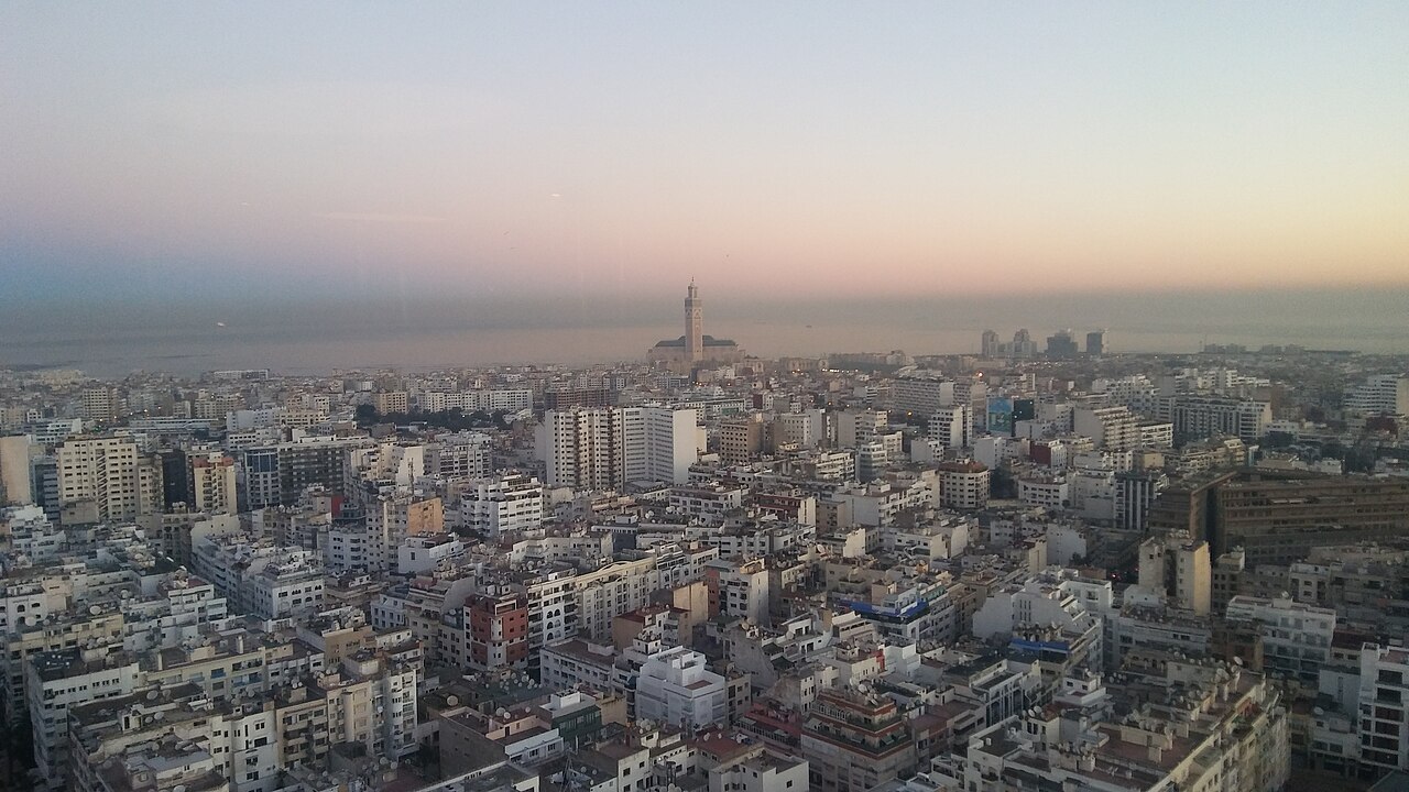 La mosquee Hassan II et son minaret au lever du soleil