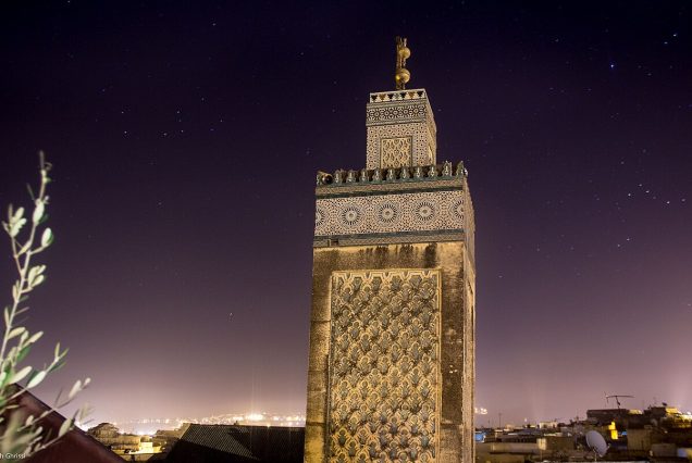 La cour ornée de zelliges de la medersa Bou Inania à Fès