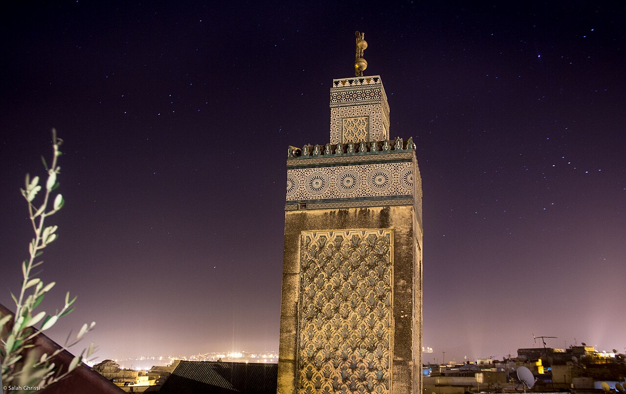 La cour ornee de zelliges de la medersa Bou Inania