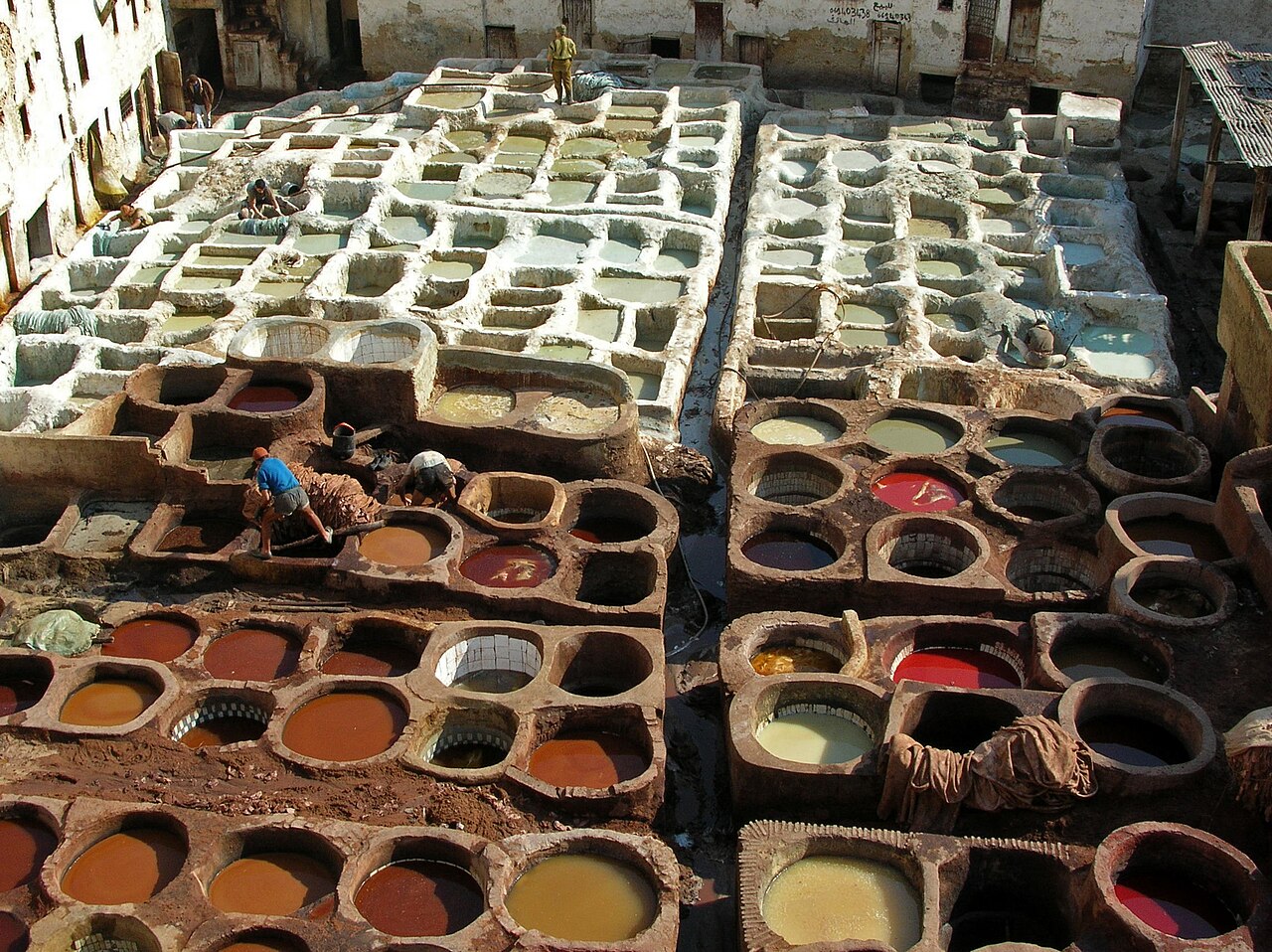 Les cuves colorees des tanneries Chouara a Fes