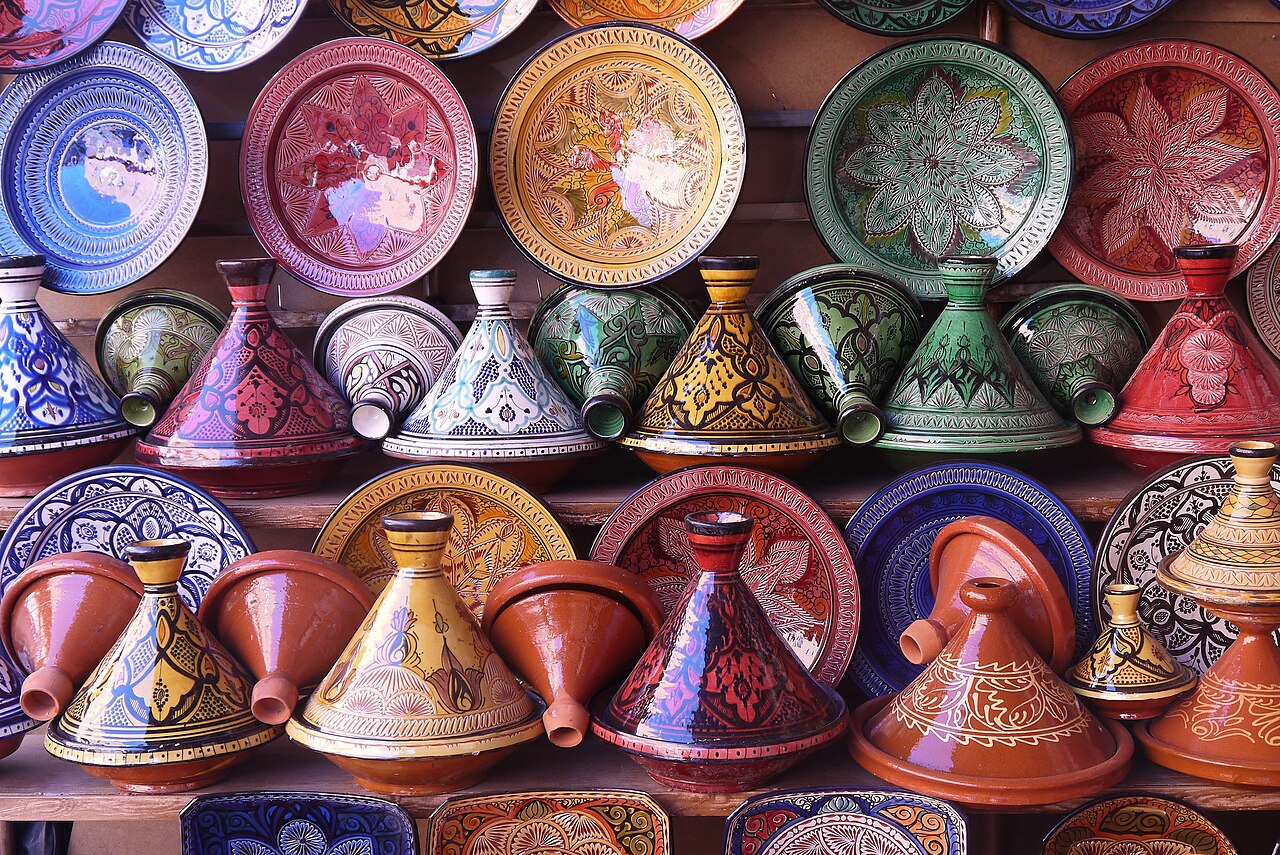 Poteries et tajines dans une boutique d artisanat marocain