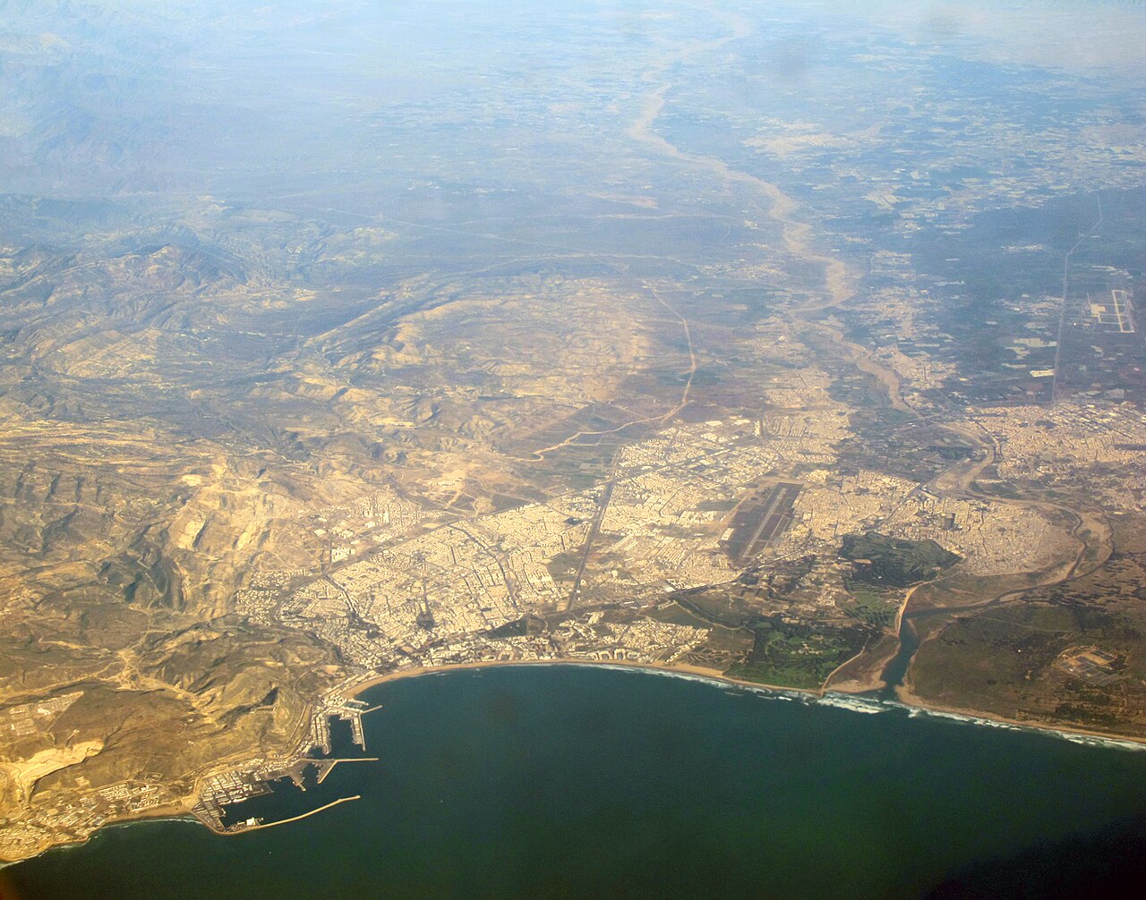 Vue aerienne d Agadir et de sa baie