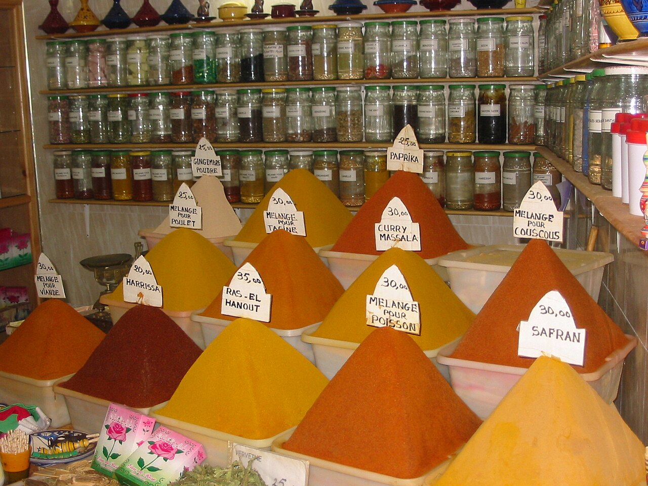 Etal d epices d un souk marocain
