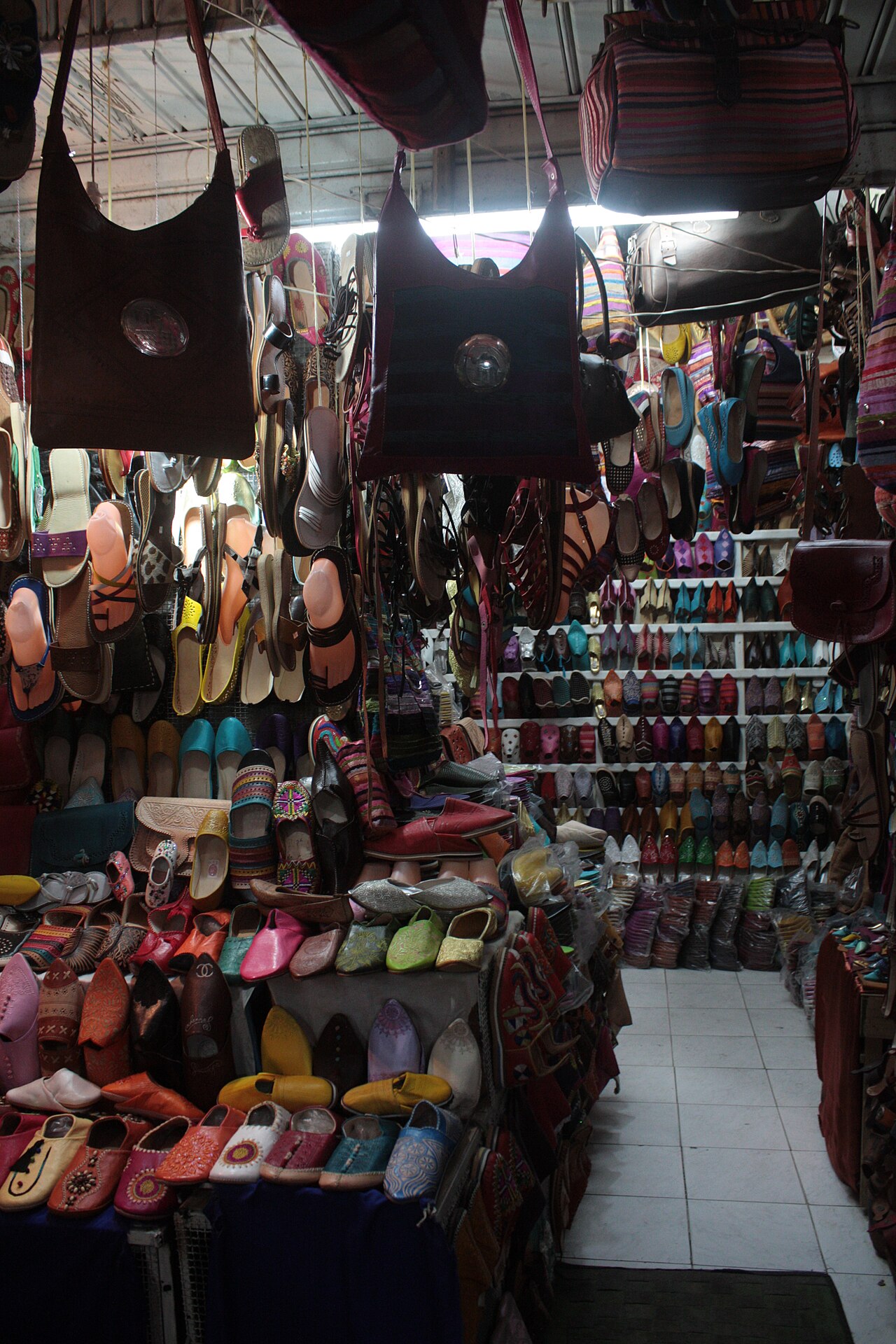 Echoppe de babouches au souk de Taroudant