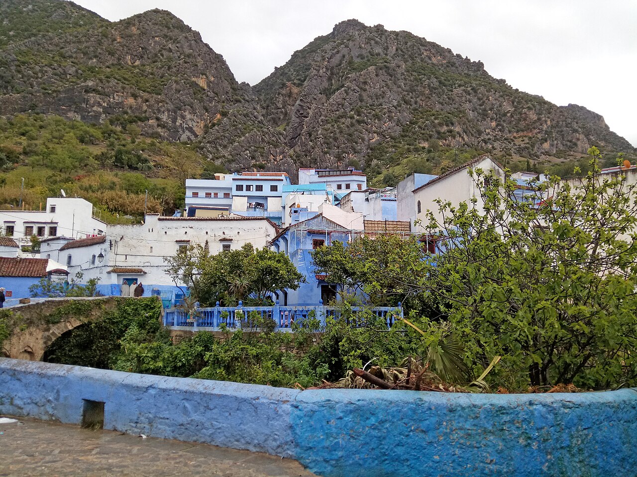 Arrivee sur Chefchaouen, la ville bleue adossee au Rif