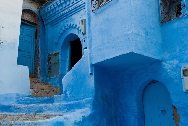 Ruelle entièrement peinte en bleu dans la médina de Chefchaouen
