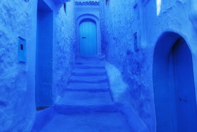 Escaliers et murs bleus fleuris de la médina de Chefchaouen