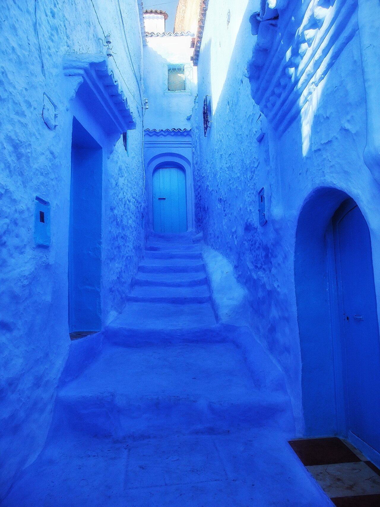 Escaliers et murs bleus fleuris de la medina