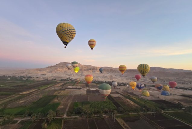 Montgolfieres au lever du soleil sur Louxor