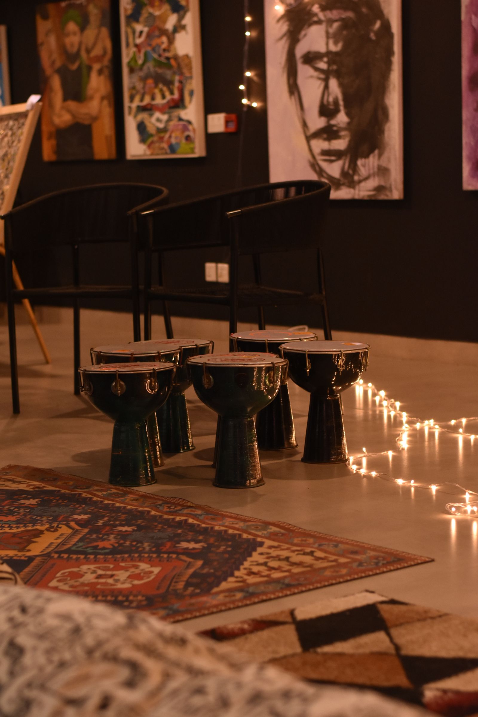 Tambours et peintures dans un atelier d art africain