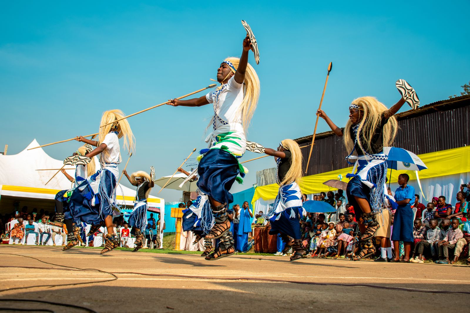 Danseurs traditionnels rwandais en costume, en plein air