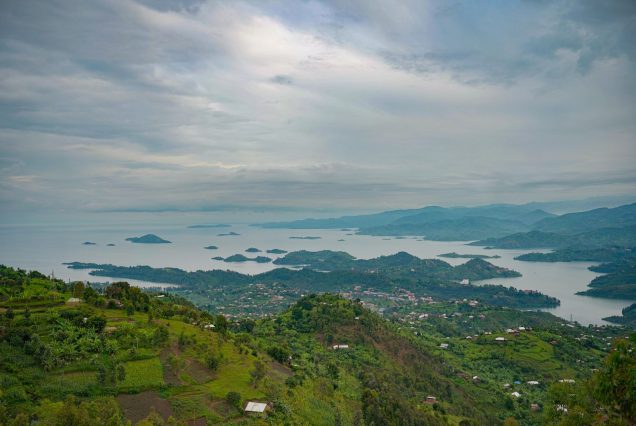 Lac parsemé d'îles et collines verdoyantes au Rwanda