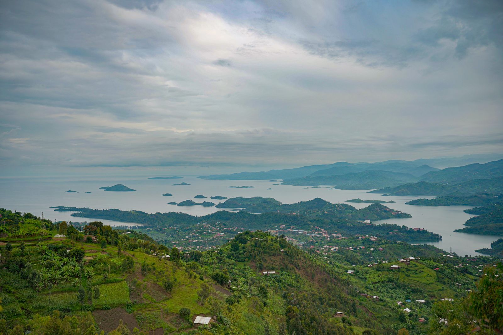 Lac parseme d iles et collines verdoyantes au Rwanda