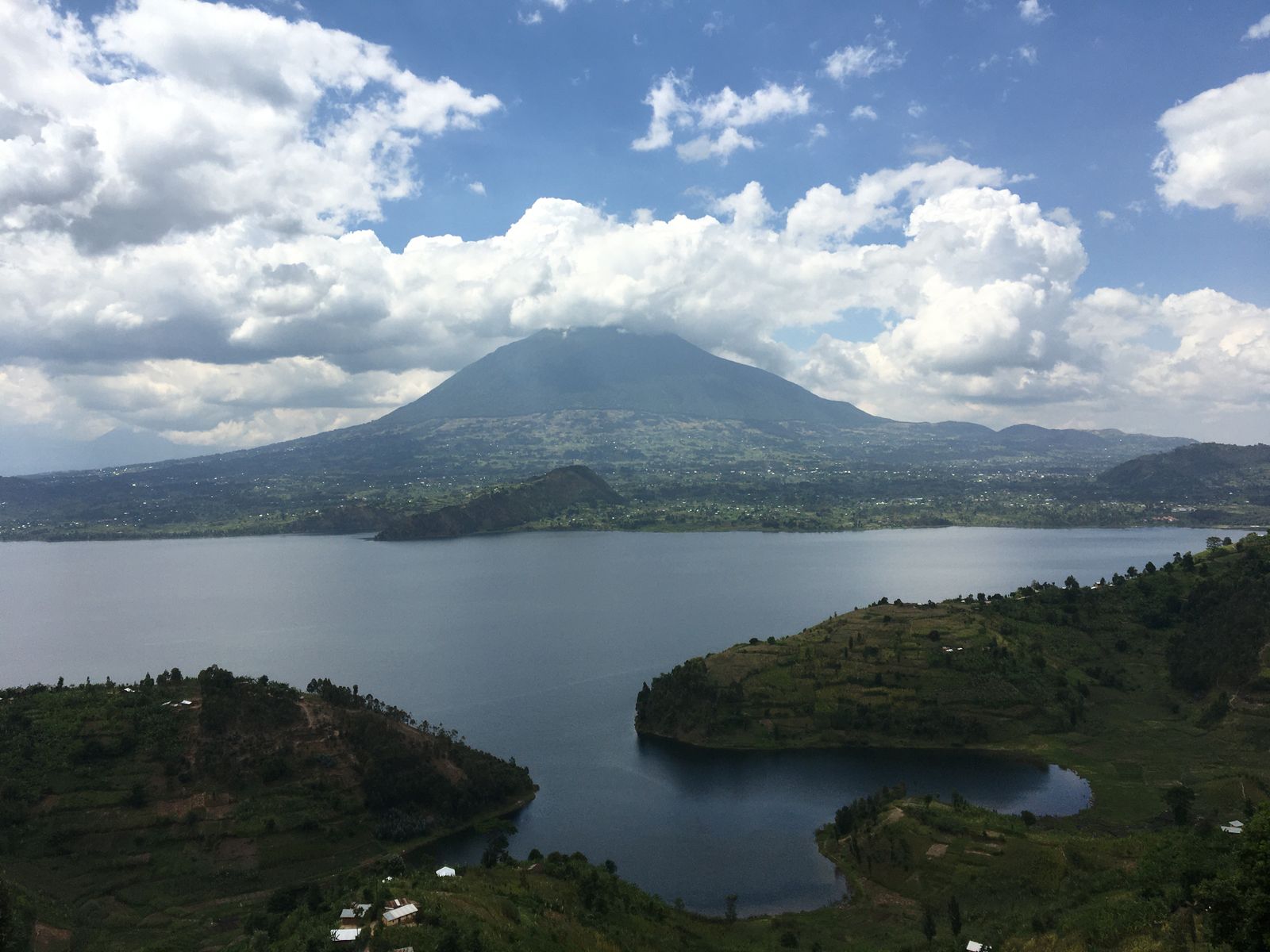 Lac de montagne et volcans sous les nuages au Rwanda