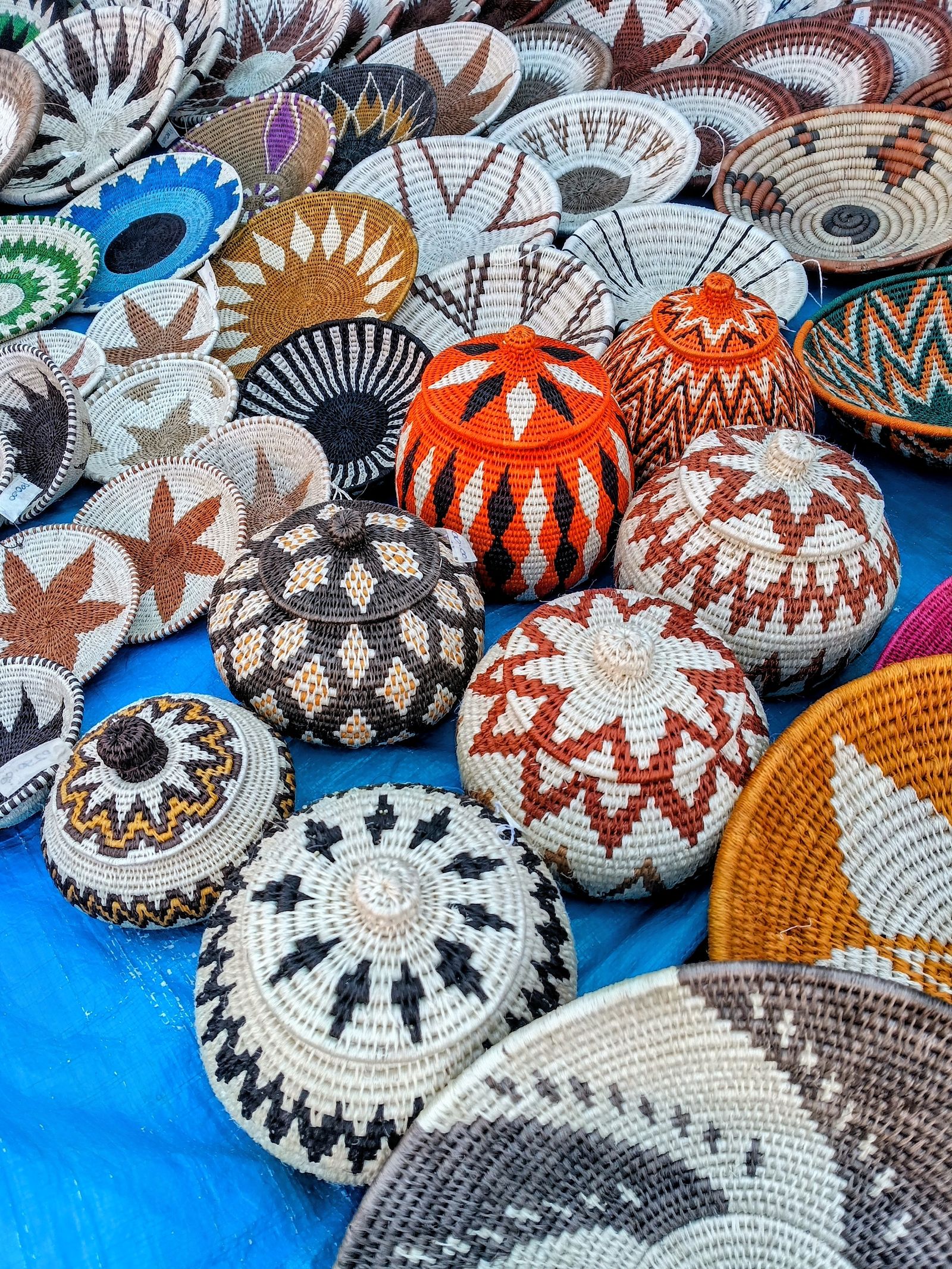 Paniers tresses colores, artisanat traditionnel