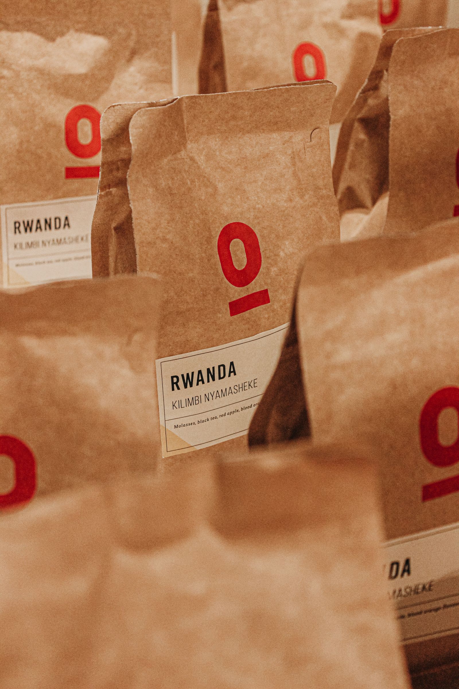 Sacs de cafe rwandais dans une torrefaction artisanale