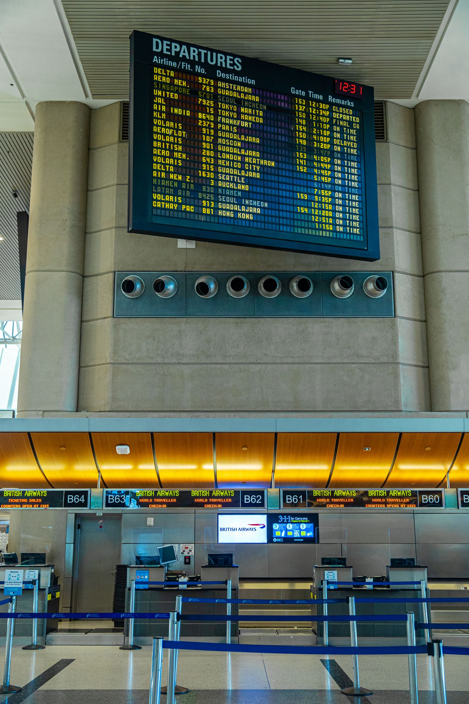 Comptoirs d enregistrement et ecran des departs dans un aeroport