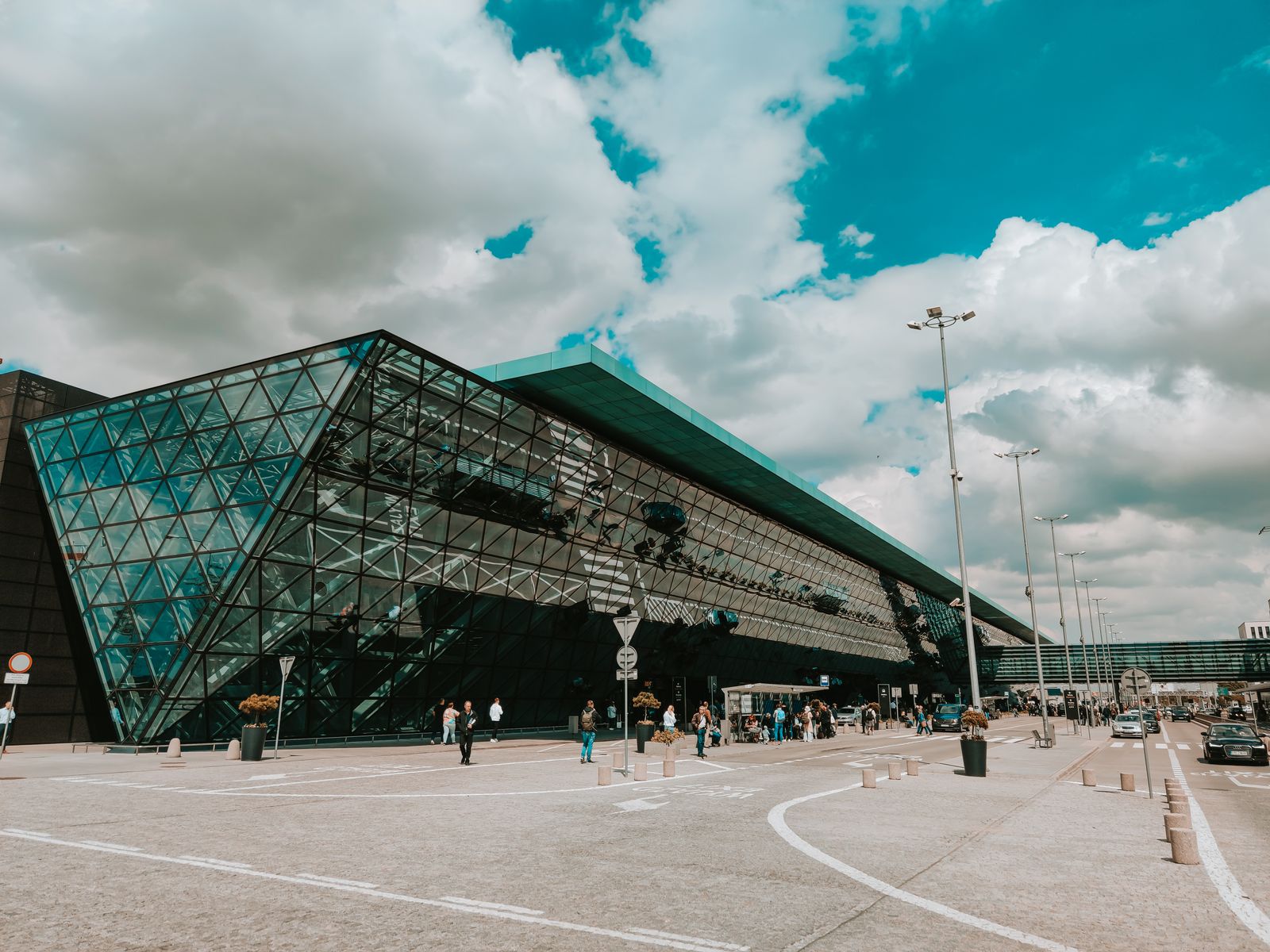 Terminal d aeroport moderne a la facade vitree