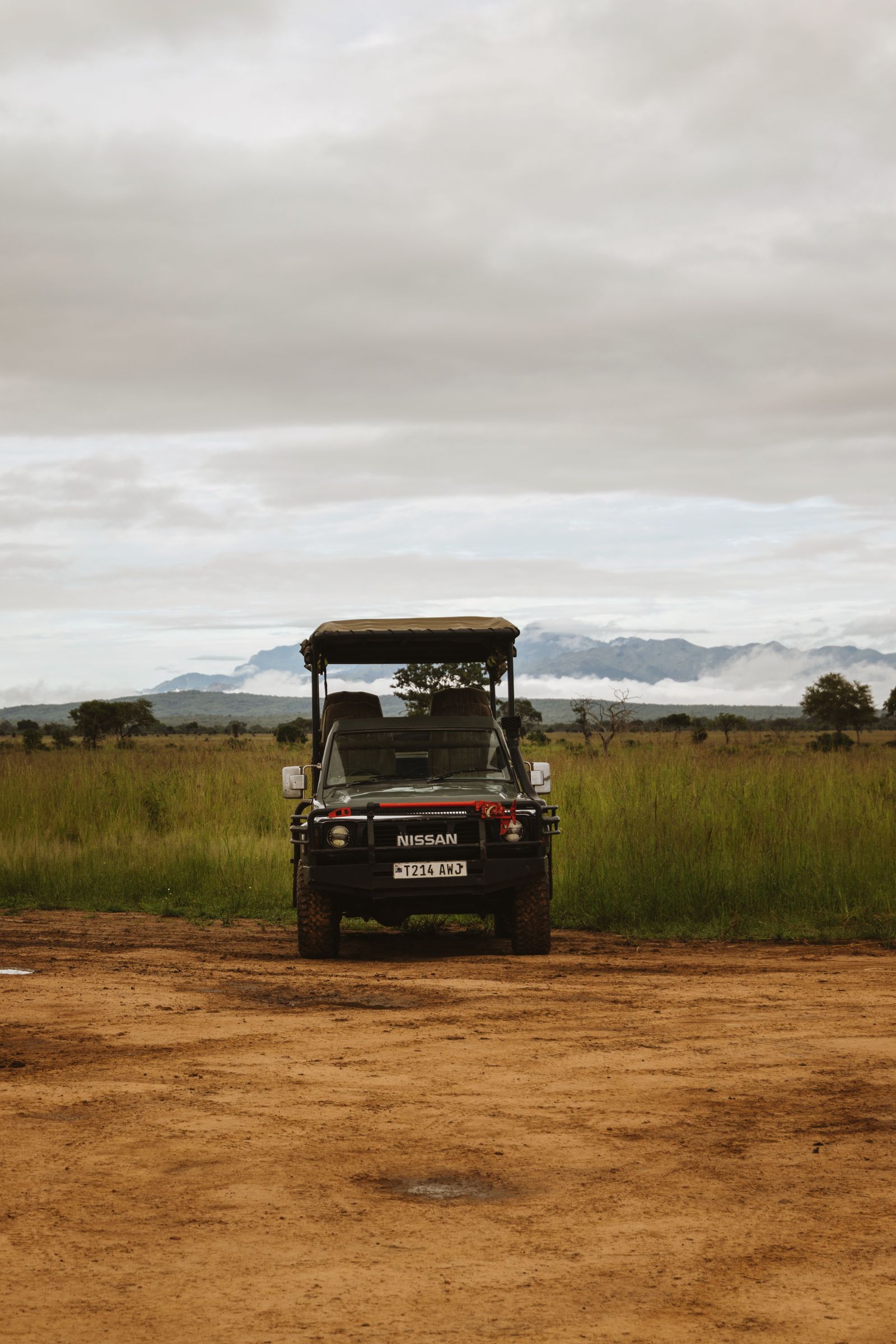 Vehicule de safari 4x4 dans un parc national africain