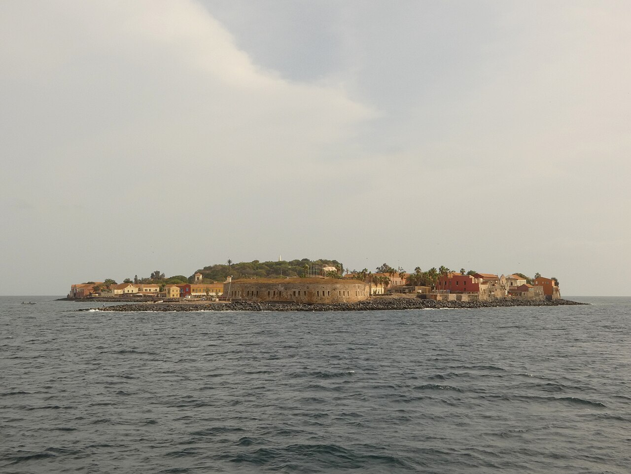 L ile de Goree vue depuis la mer