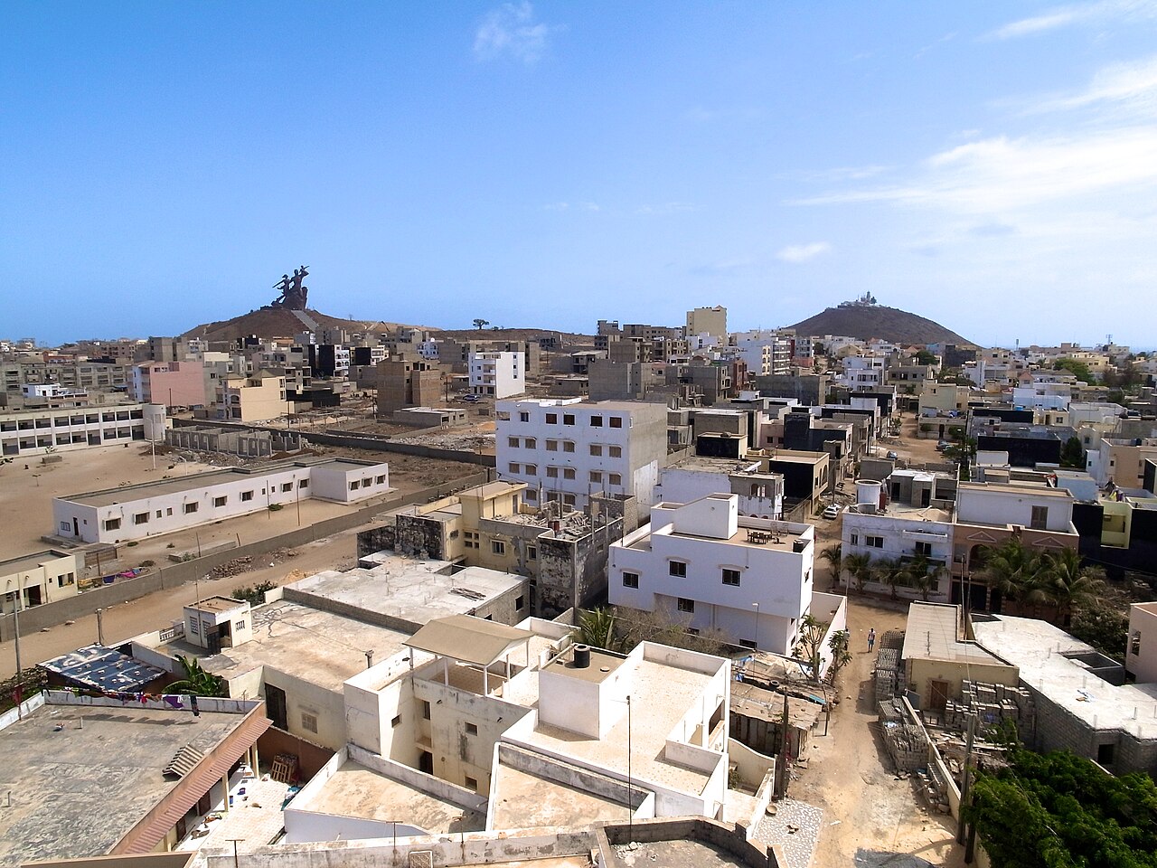 La colline des Mamelles et le phare de Dakar