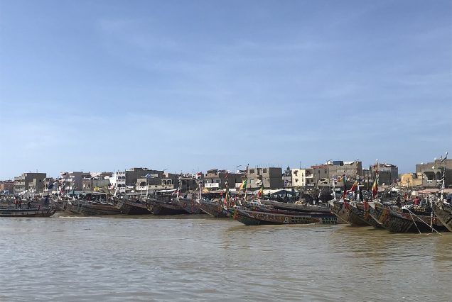 Les pirogues peintes des pêcheurs de Guet N'Dar à Saint-Louis