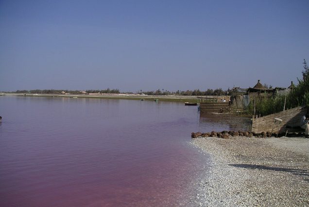 Le Lac Rose (lac Retba) au nord-est de Dakar