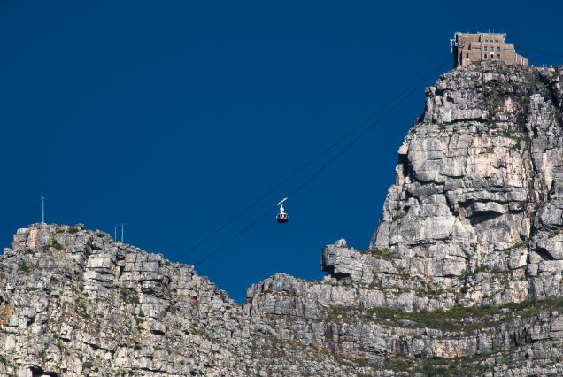 Téléphérique de Table Mountain sous un ciel bleu, Le Cap