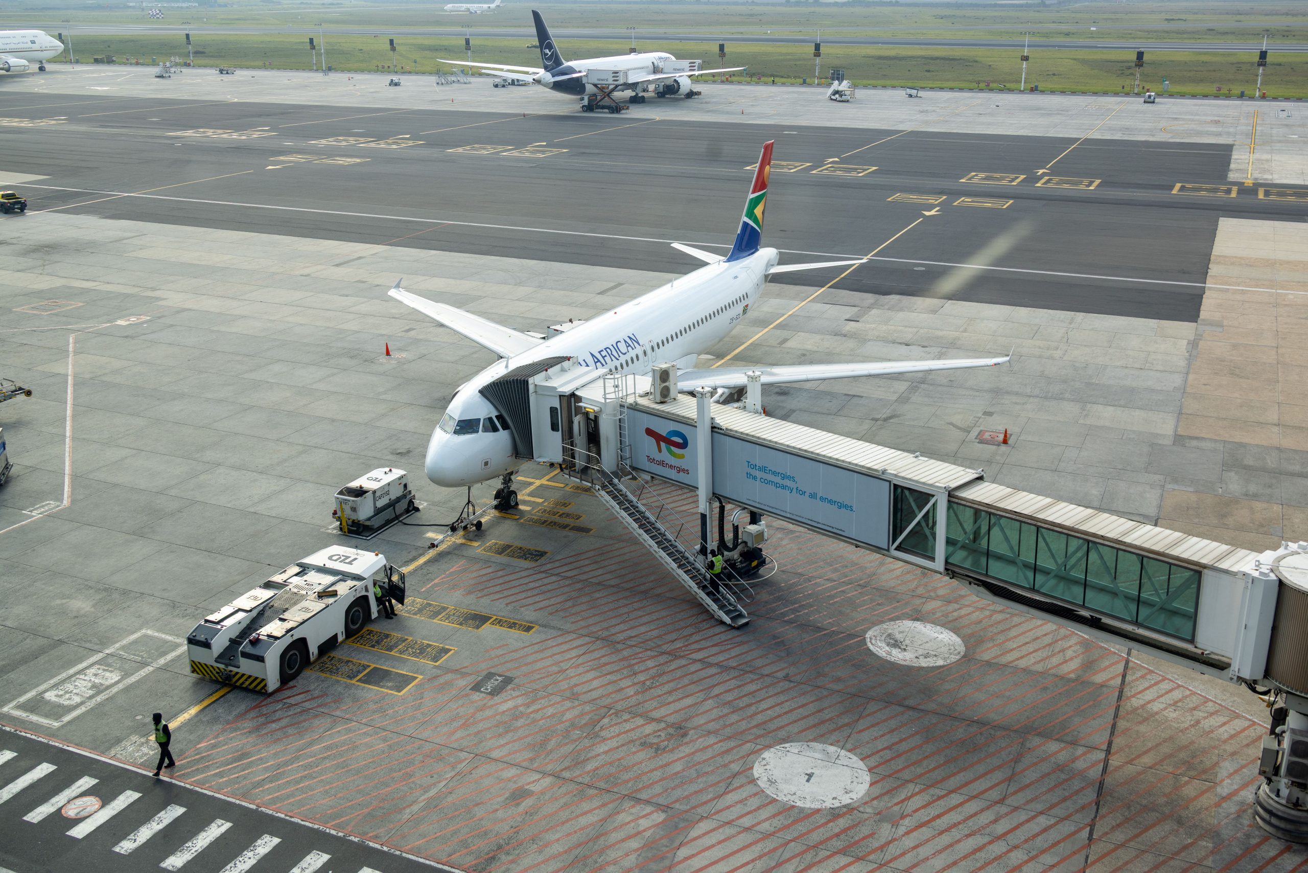 Avion de South African Airways a la porte d embarquement