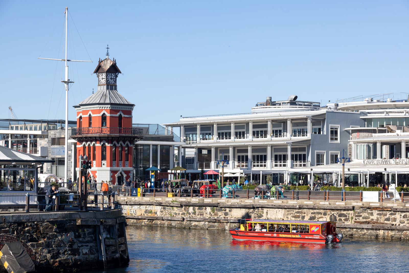 Bateau et quais du V and A Waterfront au Cap