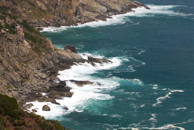 Vue aérienne de Chapman's Peak Drive le long de la côte