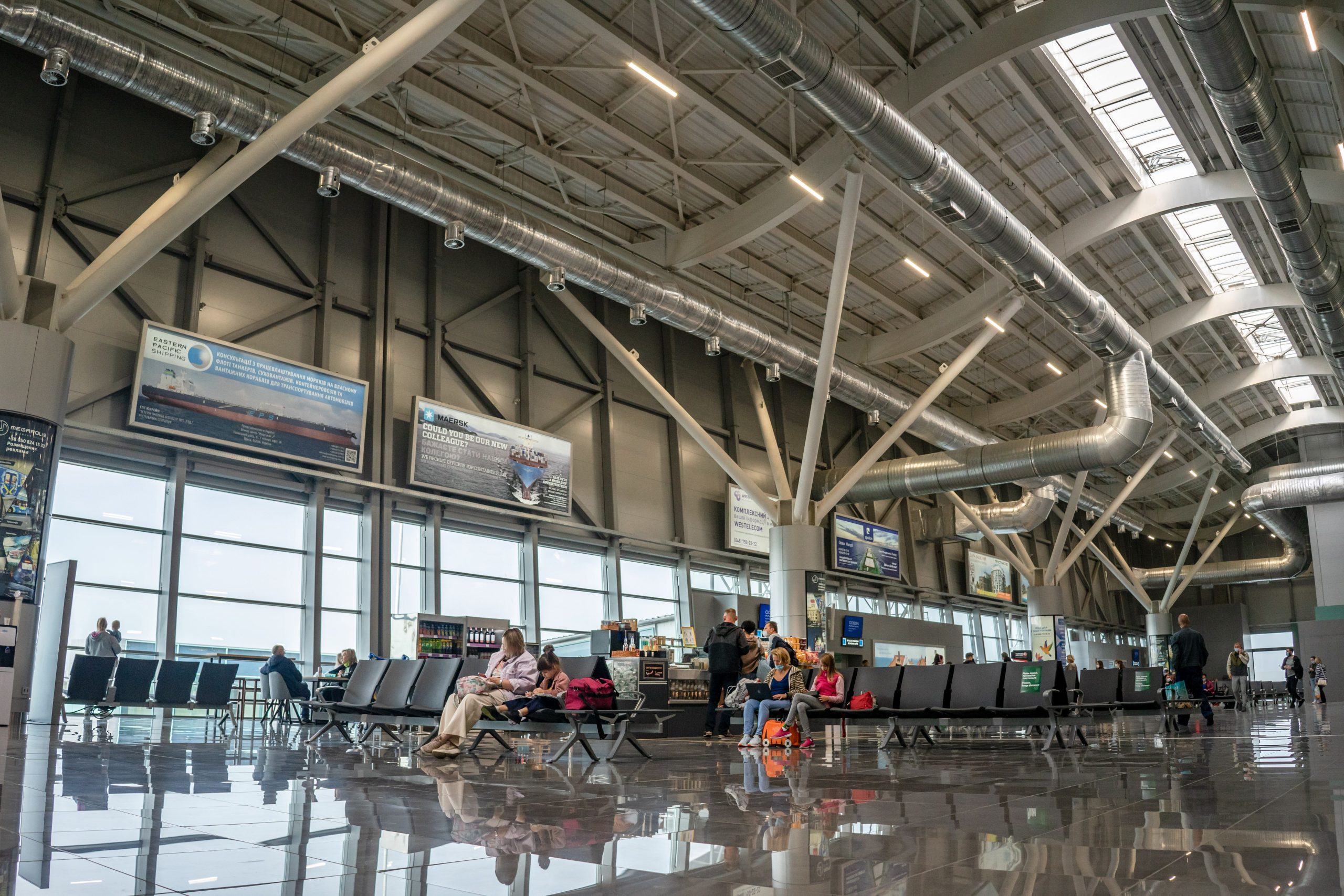 Hall des departs d un aeroport avec voyageurs