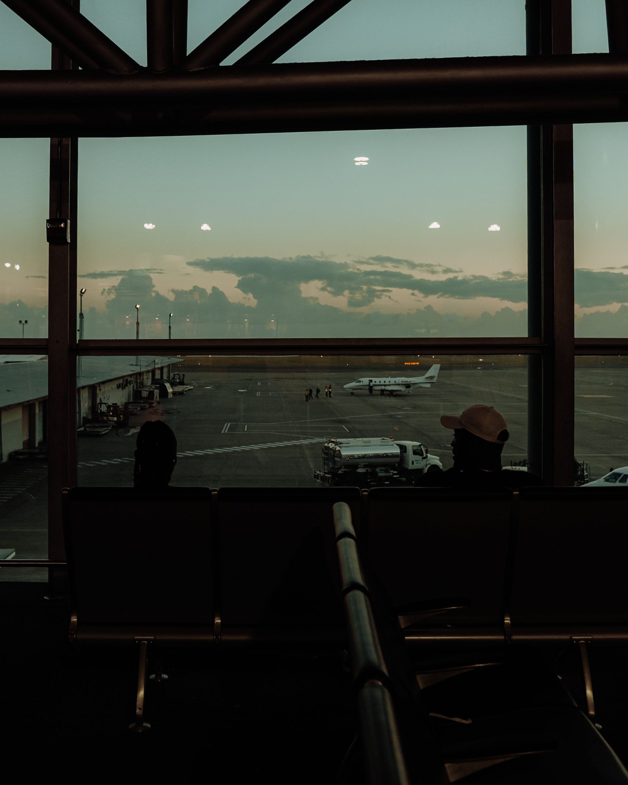 Terminal d aeroport et avion au crepuscule