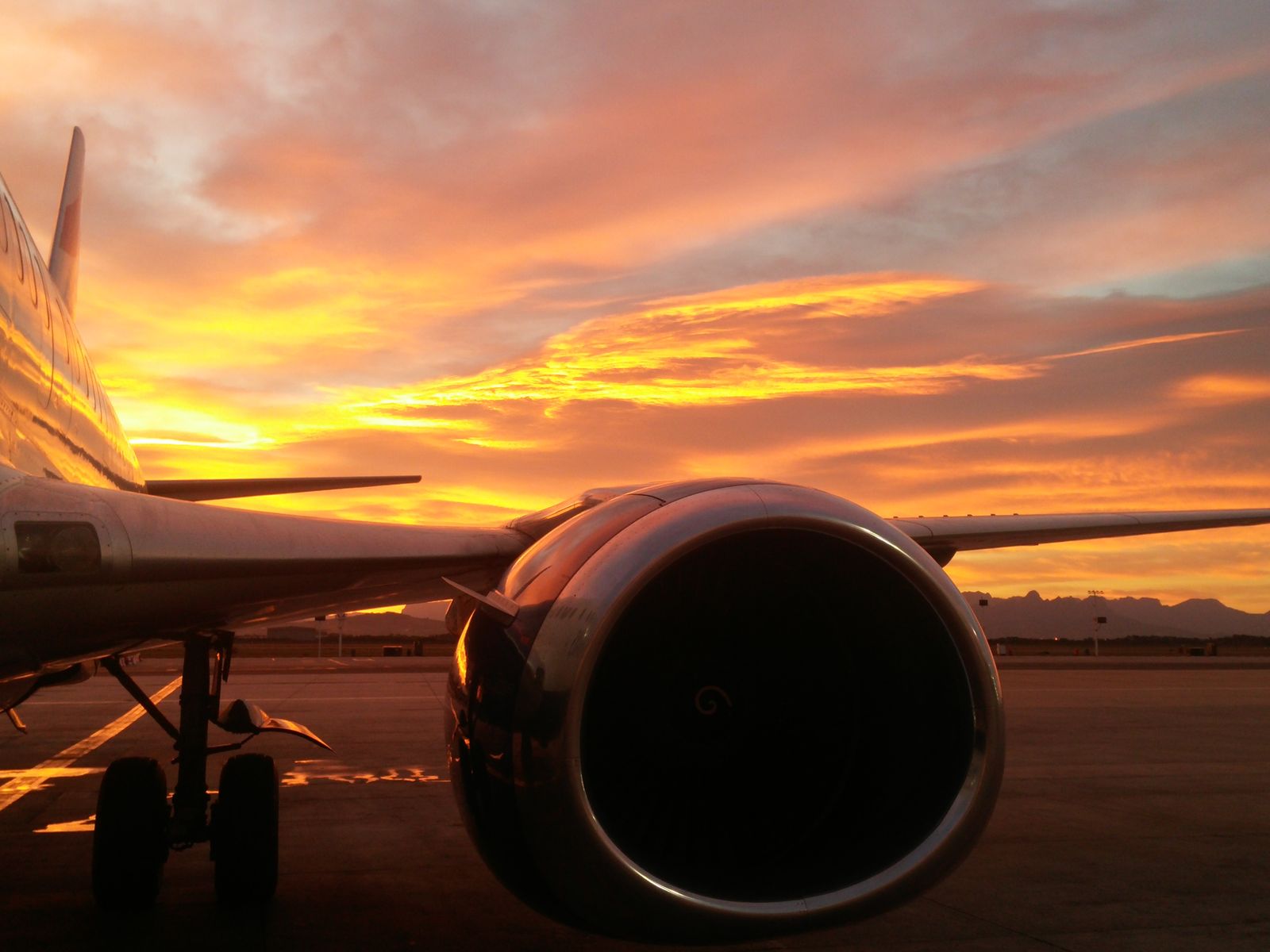 Avion sur l aire de l aeroport au coucher du soleil